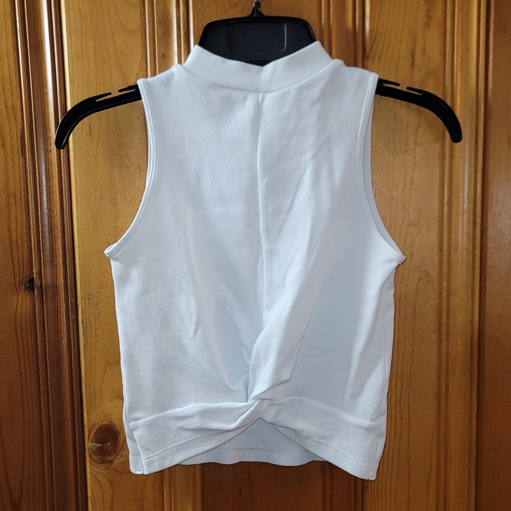 NWOT. WOMEN'S DYNAMIC SEAMLESS APPAREL TOP